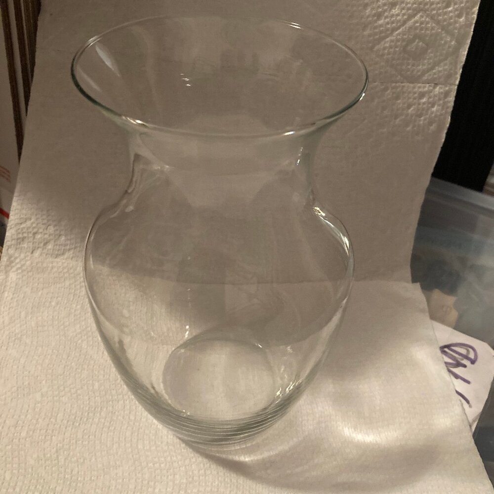 ITEM NO. 29: Glass vase. 8"H x 4"W x 4"D.